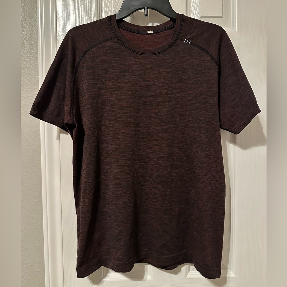 Marron Lululemon dry fit shirt